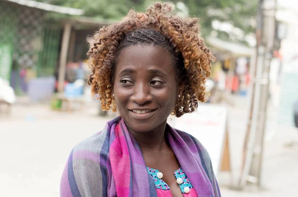 Smiling Young Woman Standing Roadside Look Elsewhere — Stock Photo, Image