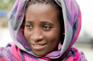 gülümseyen ve mutlu genç örtülü kadın.