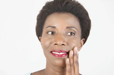 gülümseyen yüzünü okşayarak genç kadın teninin güzelliği takdir.