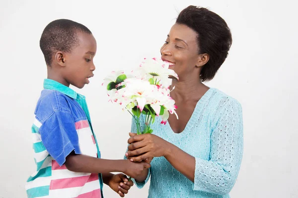 Παιδί Που Προσφέρει Ένα Όμορφο Λουλούδι Στη Μητέρα Του Για — Φωτογραφία Αρχείου