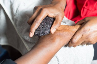 Estetisyenlik siyah bir taş ile onun müşteri tabanı temizler.