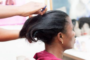 Thehairdresser tarağı saçı shap koymak için ona müşteri devam etmeden önce saç.