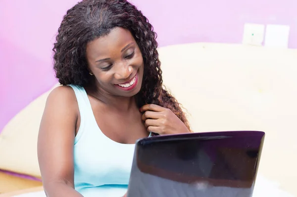 Happy young woman using a laptop. — Stock Photo, Image