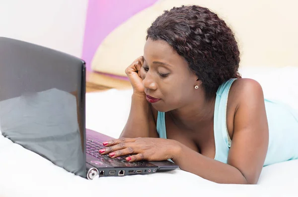 Mujer joven que trabaja en un ordenador portátil —  Fotos de Stock