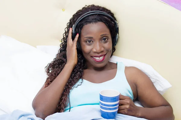 Young woman wakes up in music and good humor — Stock Photo, Image