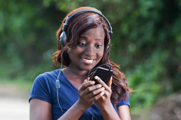 Šťastná mladá žena se sluchátky. — Stock fotografie