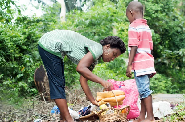 Moeder en zoon picknick. — Stockfoto