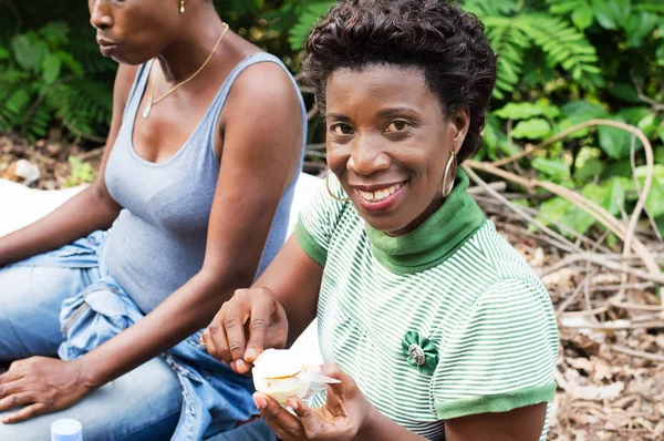 Questa Giovane Donna Sorridente Sta Tagliando Arancia — Foto Stock