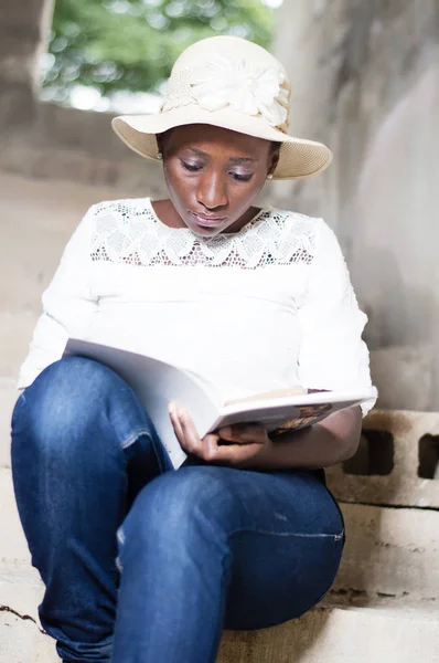 読書をして美しい若い女性. — ストック写真