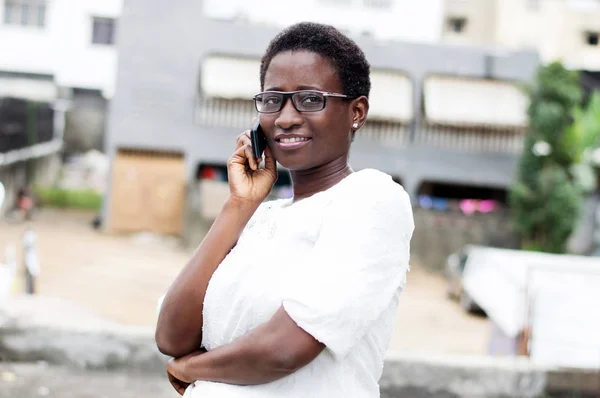 Junge Frau am Telefon mit einem Lächeln. — Stockfoto