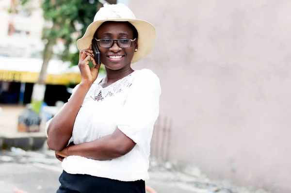 Молодая женщина на телефоне с улыбкой . — стоковое фото