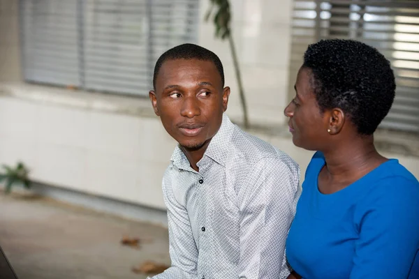 Retrato de jovem casal africano . — Fotografia de Stock