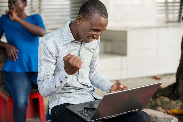 Портрет молодого человека с ноутбуком, счастливый . — стоковое фото