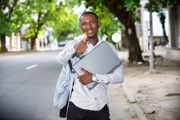Портрет молодого человека с ноутбуком, улыбающийся . — стоковое фото