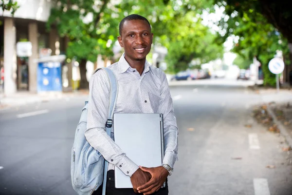 Portrait of young man with laptop, smiling. — Stock Photo, Image