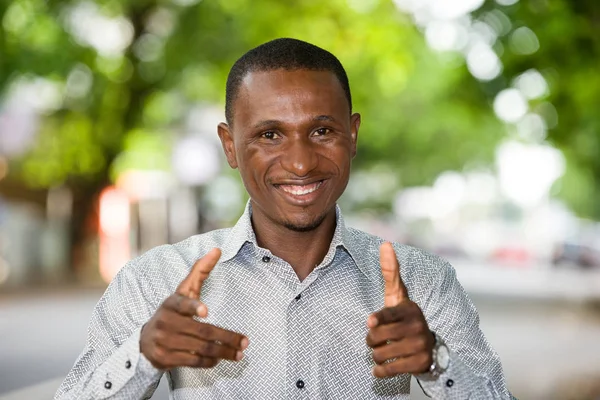 Jeune homme détendu et heureux avec le geste des mains dans la rue — Photo