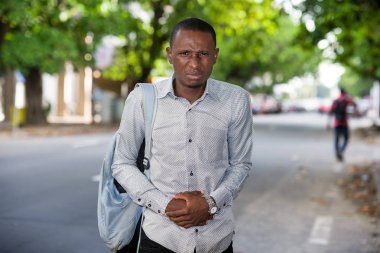 Genç adam sokakta ishal oluyor.