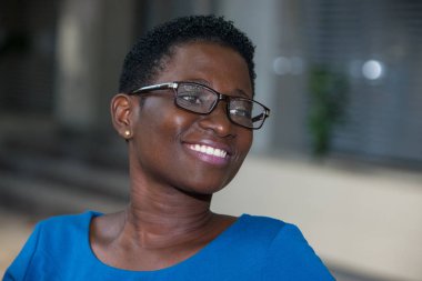 genç kadının yakın çekim, mutlu.