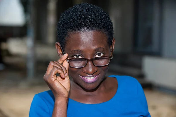 Close-up of young woman, smiling. — Stock Photo, Image