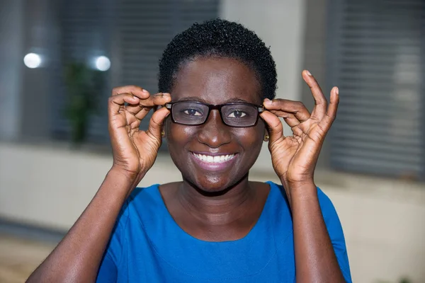 Close-up of young woman, happy. — Stock Photo, Image