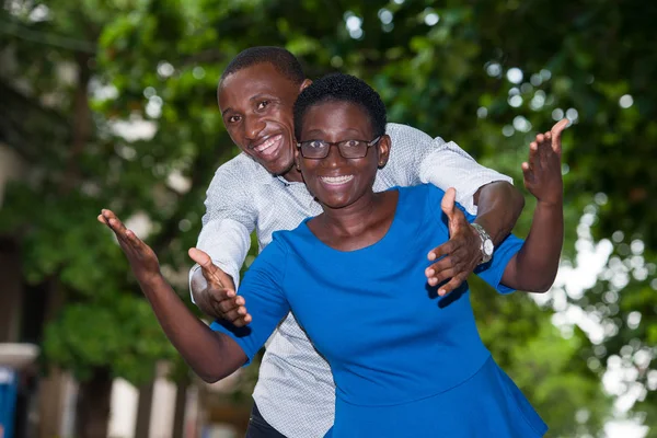 Πορτρέτο του νεαρού αφρικανικού ζευγαριού, ευτυχισμένο. — Φωτογραφία Αρχείου