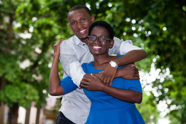 Porträt eines jungen afrikanischen Paares, glücklich. — Stockfoto