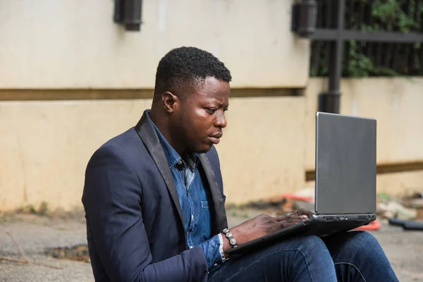 Homme d'affaires assis à l'extérieur du bloc de bureaux moderne — Photo