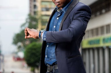 Afrikalı genç adam portresi.