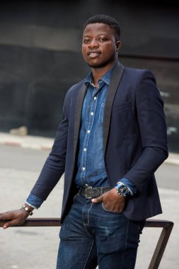 Afrikalı genç adam portresi.