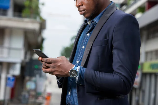 Портрет бизнесмена с помощью мобильного телефона — стоковое фото