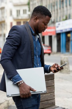 dizüstü bilgisayar ile genç adam portresi.