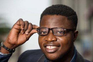 Açık havada gözlüklü zarif bir adam..