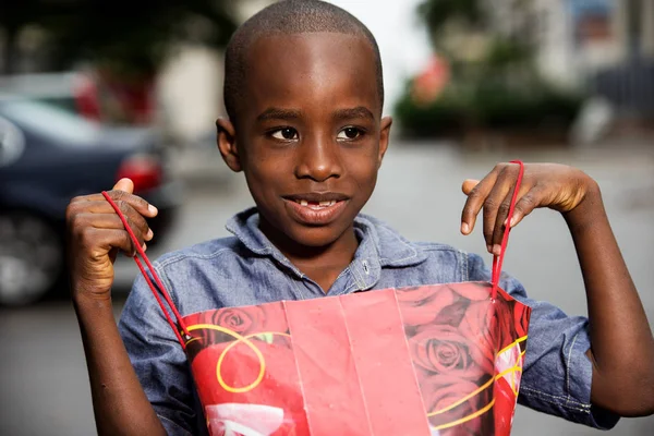 Close-up van kleine jongen, glimlachend. — Stockfoto