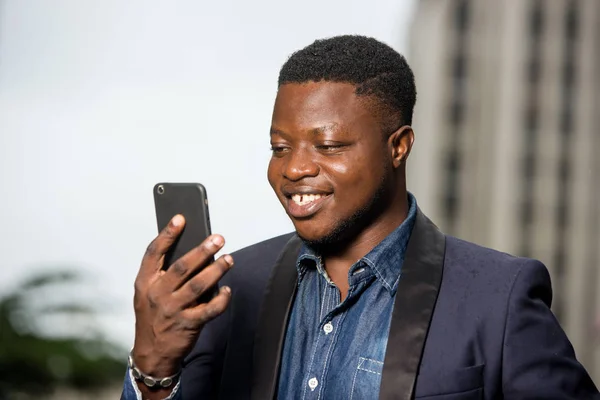 Heureux jeune homme d'affaires heureux et vérifier les messages de téléphone portable . — Photo