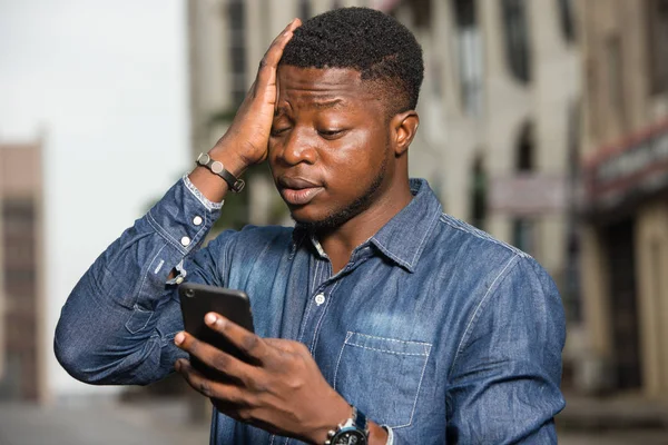 Primer plano del joven africano con teléfono móvil . —  Fotos de Stock