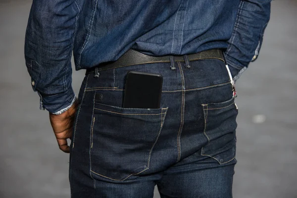 Cep telefonlu Afrikalı genç adama yakın çekim.