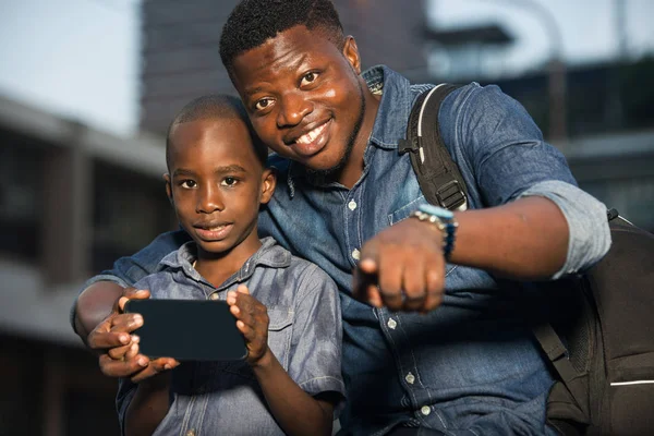 Portrét šťastného rodinného otce a syna v cestovním ruchu používá mobil — Stock fotografie