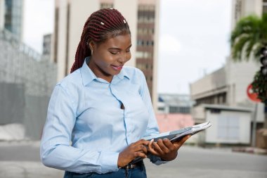 İş kadını ofis dışında belge okur