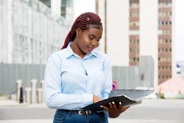 Şehir ve inşaat geçmişi olan bir iş kadını.