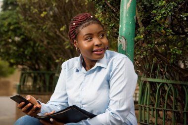 Kız portresi, gülümsüyor.