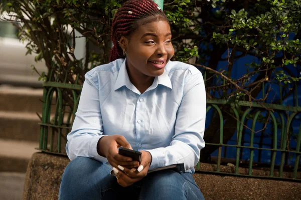 Портрет африканской девушки с мобильного телефона, счастливый . — стоковое фото