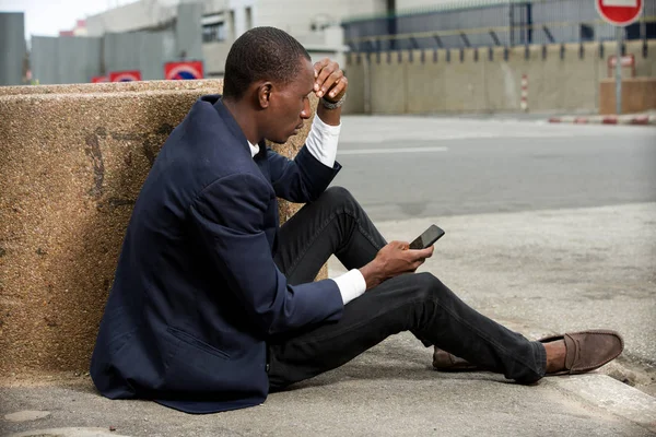 Портрет молодого африканця з мобільним телефоном . — стокове фото