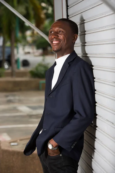 Porträt eines jungen Afrikaners, glücklich. — Stockfoto