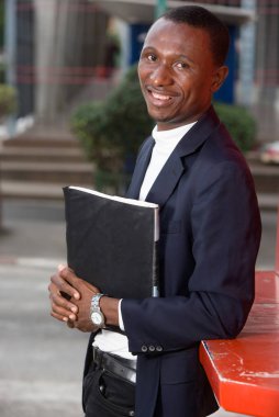 Genç Afrikalı 'nın portresi, gülümsüyor.
