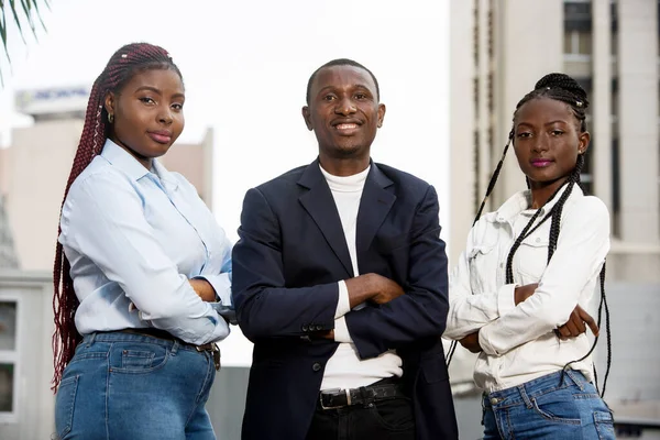 Grupa młodych przedsiębiorców stojąca na zewnątrz — Zdjęcie stockowe