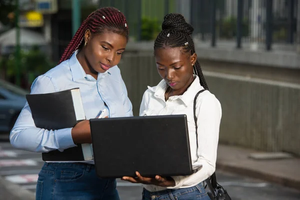Gruppe befreundeter Studenten schaut auf der Straße auf Laptop — Stockfoto