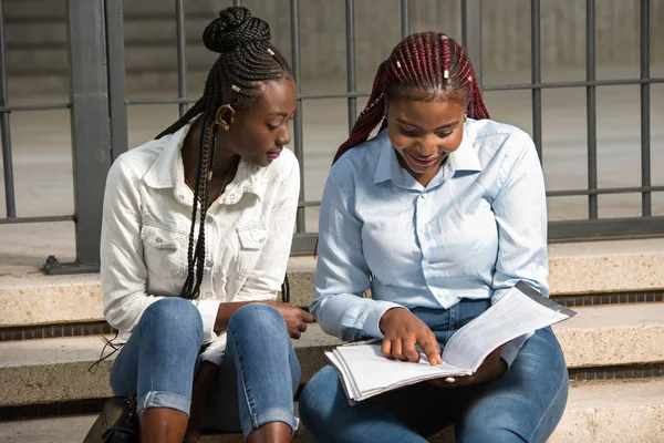 Attraktive junge erwachsene Studenten im Treppenhaus mit Büchern — Stockfoto