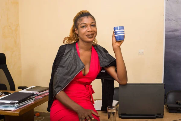 Portrait of young woman in office, smiling. — Stock Photo, Image