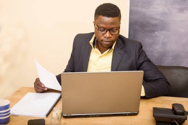 Ofisteki genç adamın portresi..