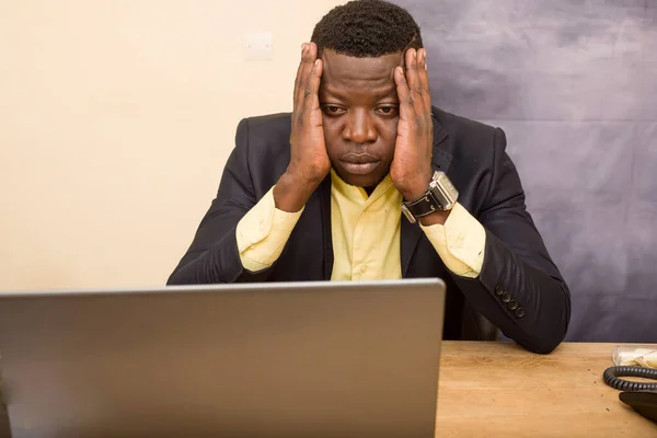 Portret van jonge zakenman in het kantoor. — Stockfoto